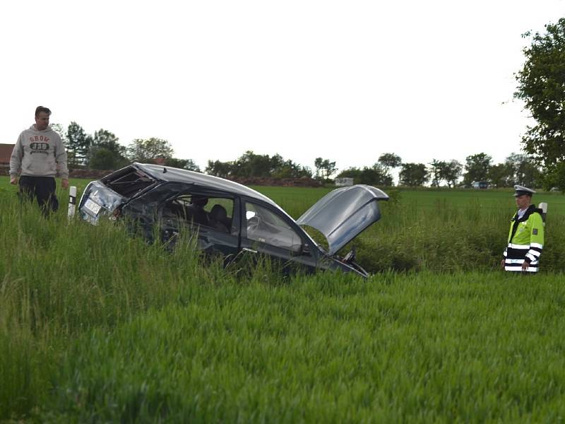 Smrt člověka si vyžádal střet motorky a osobního automobilu.