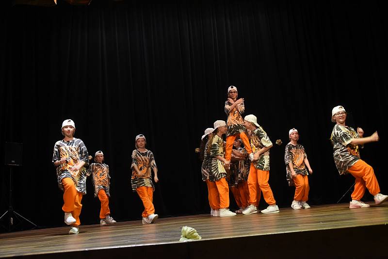 Z tanečního večera v kolínském sále Domu dětí a mládeže Kolín Na Zámecké, který uspořádalo Gina Bellydance Studio