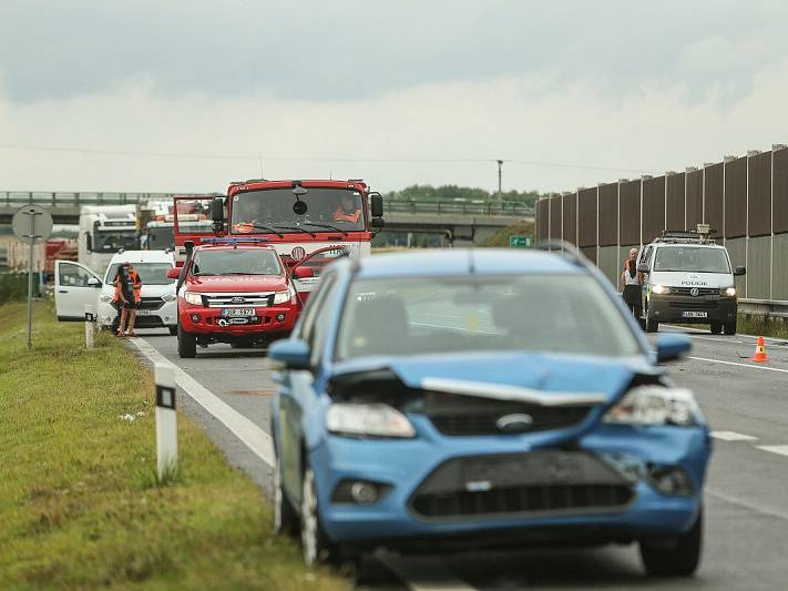 Dopravní nehoda uzavřela obchvat Kolína.