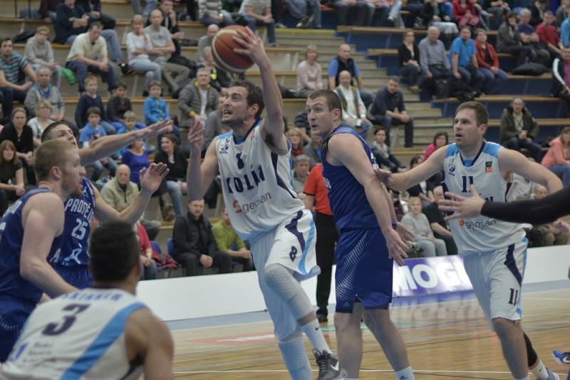 Z pohárového utkání BC Geosan Kolín - Prostějov (97:76).