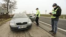 Kontrolní stanoviště policie u obce Rostoklaty na silnici I/12.