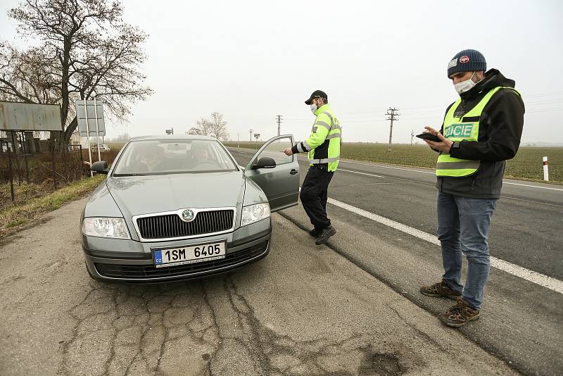 Kontrolní stanoviště policie u obce Rostoklaty na silnici I/12.