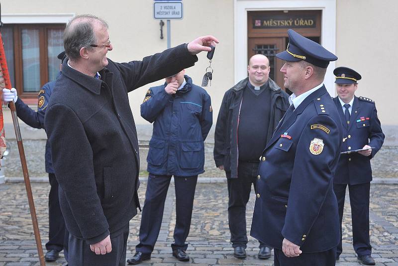 Hasiči ze Zásmuk získali novou cisternu.