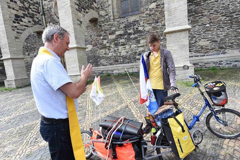 Cestu odvážného cyklisty požehnal farář a bývalý pedagog Jan Halama. 