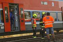 Ze zásahu hasičů u spadlé troleje na železniční trati mezi Kolínem a Veltruby.