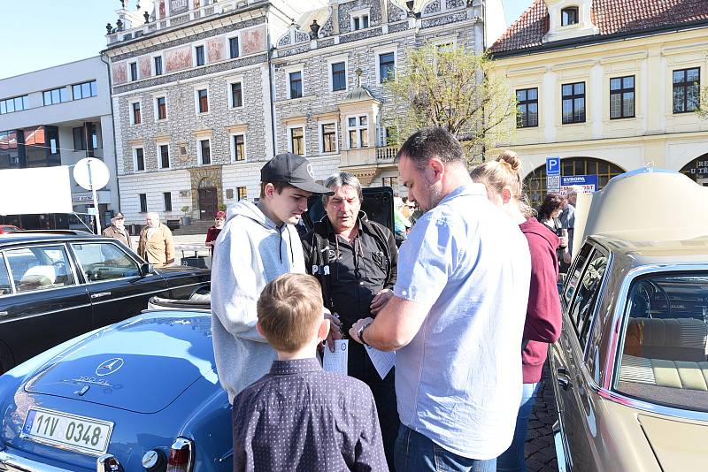 Kolínské Karlovo náměstí zaplnily automobily značky Mercedes – Benz