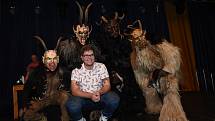 Krampusové přijeli do kulturního domu