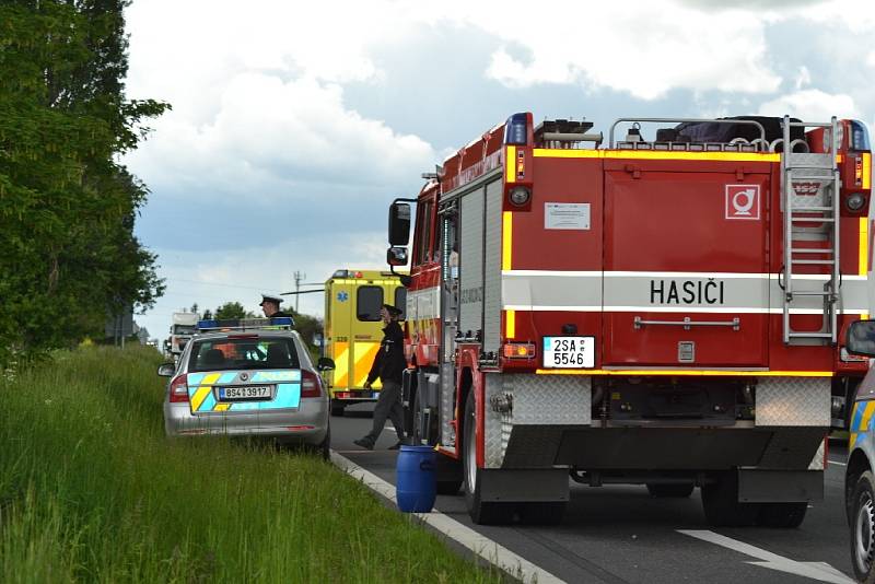 Smrt člověka si vyžádal střet motorky a osobního automobilu.