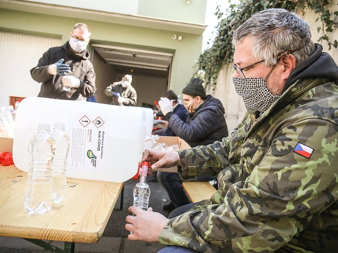 Z rozlévání dezinfekce do pet lahví na dvoře areálu Městské policie Kolín.