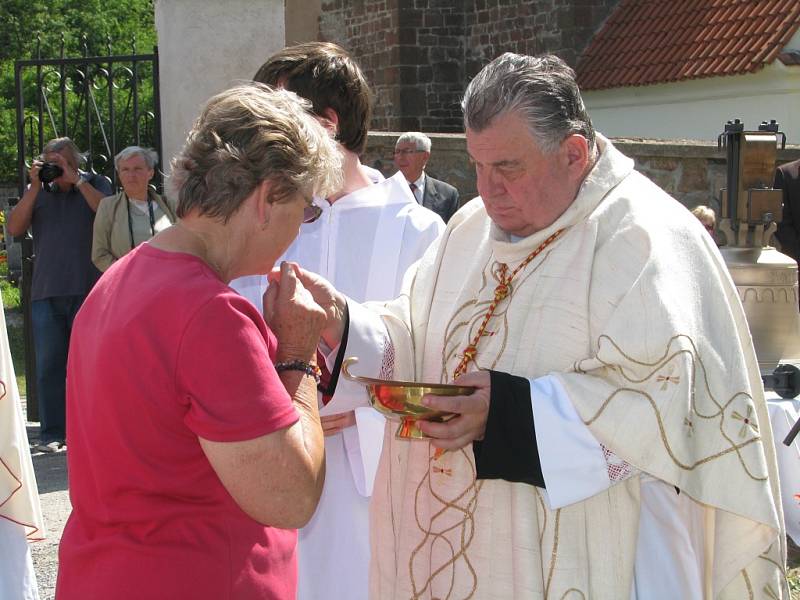 Žehnání novému zvonu a jeho osazování do kostela sv. Jakuba ve Stříbrné Skalici - Rovné