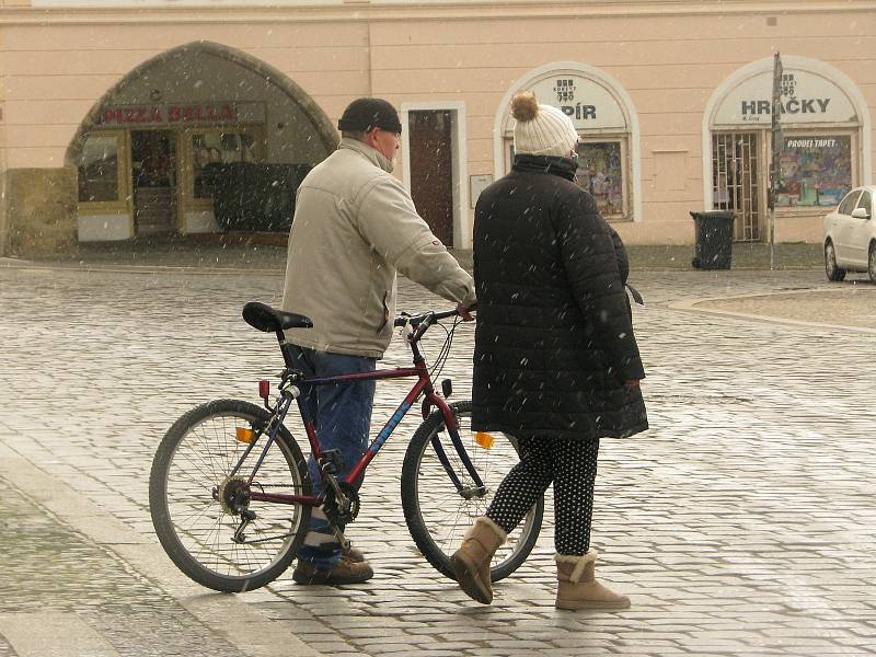 Aprílové počasí v ulicích Kolína. Chce to sluneční brýle, ale zároveň i šálu a rukavice.