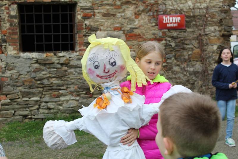 V Nebovidech se v sobotu odpoledne uskutečnilo příjemné velikonoční tvoření, alias vítání jara, zakončené vynášením Morany.