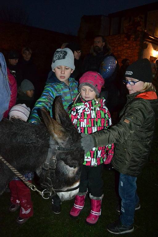 Černokostelečtí rozsvítili vánoční strom, užili si trhy i živý betlém