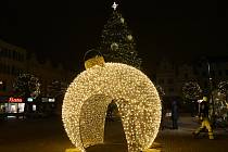 Z natáčení videopozdravu na první adventní neděli u vánočního stromu na Karlově náměstí v Kolíně.
