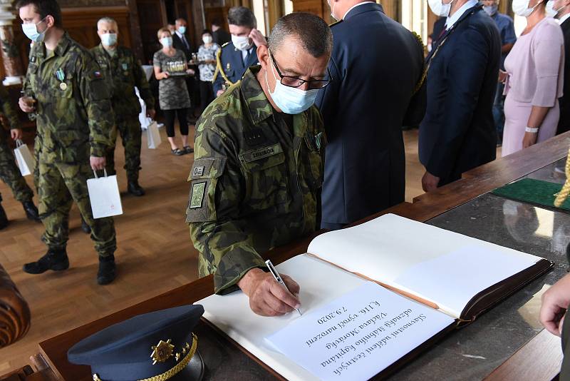 Z pietního aktu na počest kolínského rodáka, štábního kapitána Václava Morávka v Kolíně.