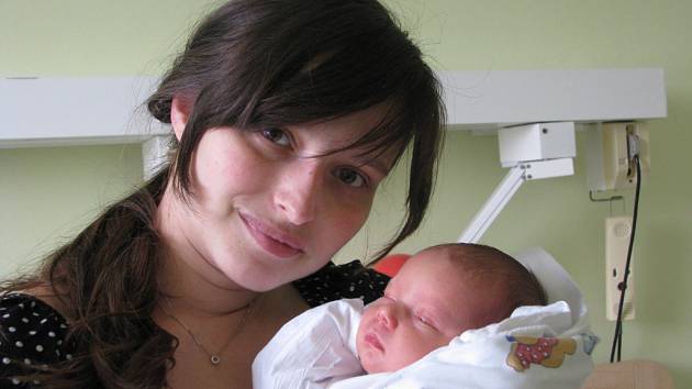 Klára Slavíková se narodila 8. července v Kolíně. Vážila 2950 gramů a měřila 49 centimetrů. Doma v Pečkách ji přivítá maminka Pavla a tatínek Ondra.
