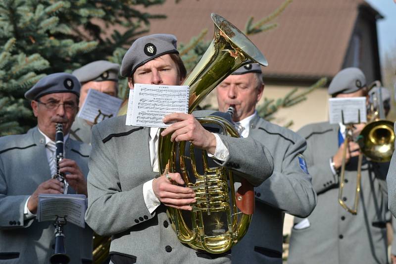 Vznik československého státu si ve Velimi připomněli odhalením desky