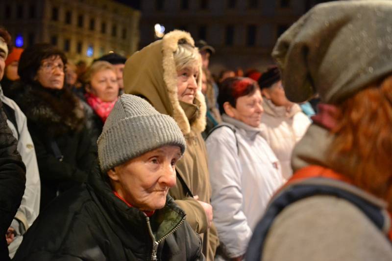 Kolíňáci zaplnili náměstí, aby se podívali na slavnostní rozsvícení vánočního stromu.