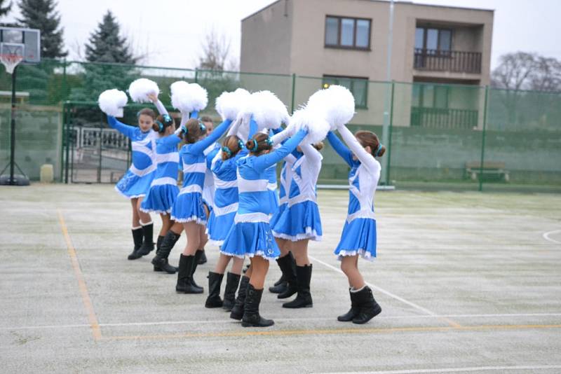 Plaňanští se dočkali multifunkčního hřiště.