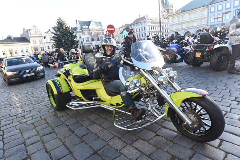 Již po osmnácté letos kolínští motorkáři říkající si Verbež kolínská uspořádali štědrovečerní vyjížďku s tradičním cílem u vánočního stromu na kolínském Karlově náměstí.