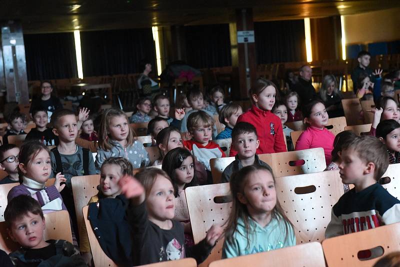 Z představení pro děti z mateřských škol 'Rarášci a zvířátka' ve velkém sále Městského společenského domu v Kolíně.