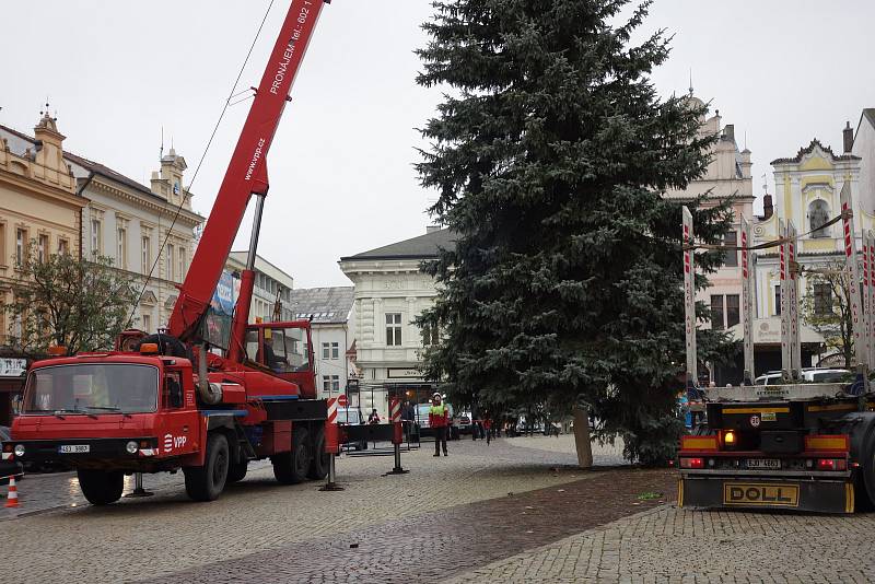 Na Karlovo náměstí v Kolíně dorazil vánoční strom.