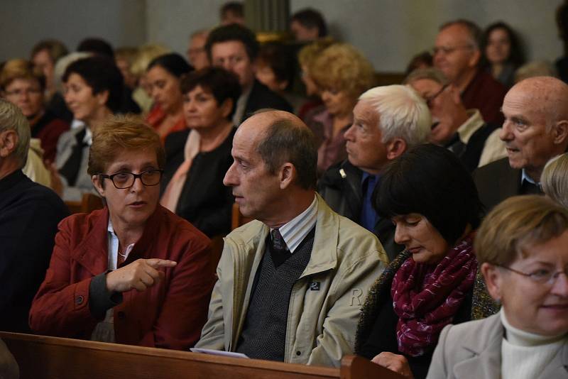 Již po osmnácté se první říjnový den konal v kolínské synagoze Vzpomínkový koncert na památku z Kolína odsunutých židů a opět v režii Vítězslava Podrazila a jeho orchestru Atlantis.