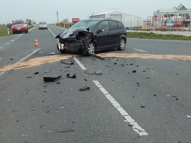 Dopravní nehoda osobního a nákladního automobilu mezi Radimí a Dobřichovem.