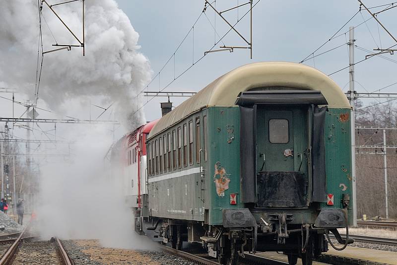 Ze zastávky parní lokomotivy 475.101 'Šlechtičny' na nádraží v Řečanech nad Labem.