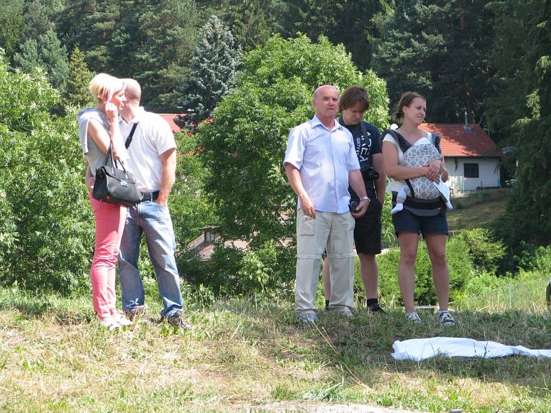 Žehnání novému zvonu a jeho osazování do kostela sv. Jakuba ve Stříbrné Skalici - Rovné