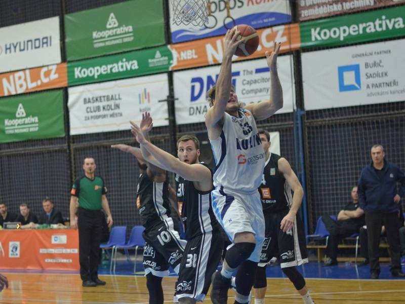 Z utkání nadstavby BC Geosan Kolín - Nymburk (74:84).