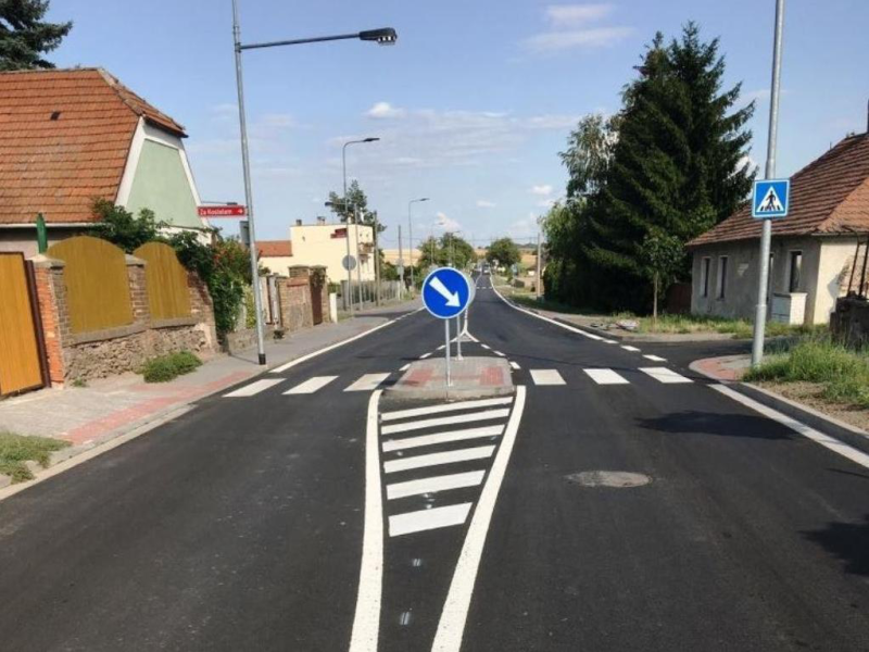 Řidičům je od začátku srpna k dispozici opravená silnice v Plaňanech.