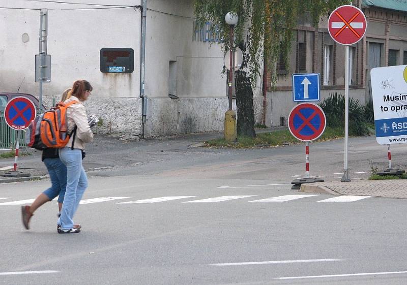 Není nad to, projít se v dopravní špičce přes silnici mezi auty.