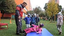 Fotbalisté přišli za dětmi do mateřinky ukázat trénink.