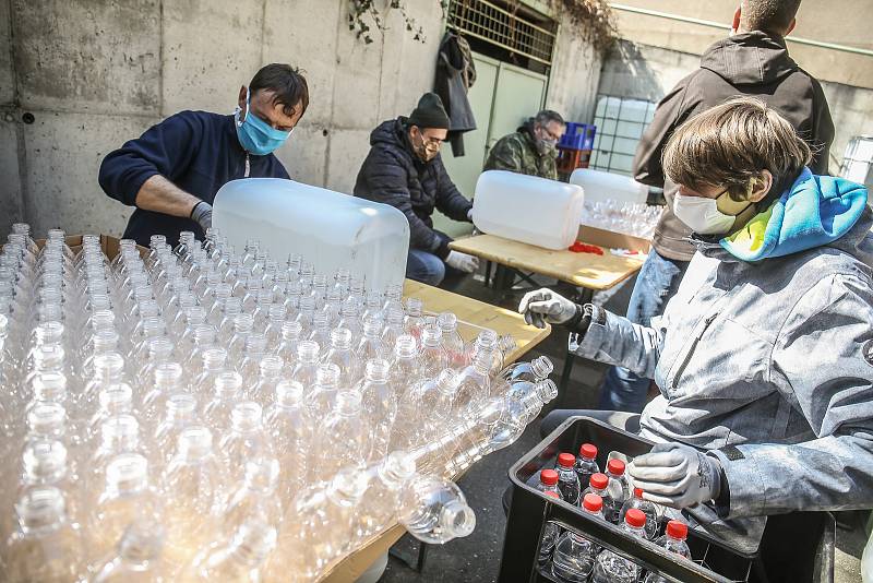 Z přípravy na distribuci dezinfekce občanům na dvoře u služebny Městské policie v Kolíně.