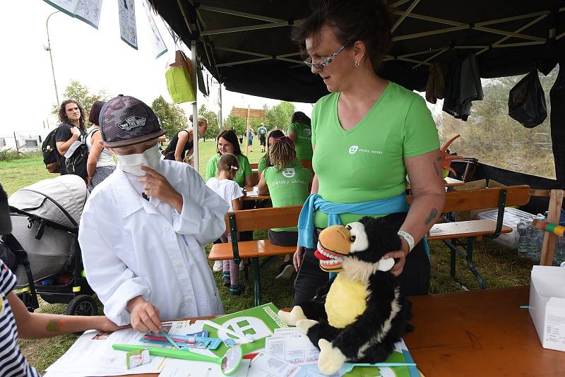 Festival Kefír, s nímž se kolínští organizátoři nakonec usadili na letišti u Hradce Králové, v sobotu pobavil děti všeho věku.