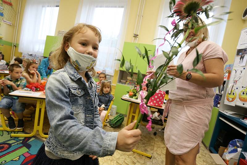 Předávání vysvědčení ve třídě 1. B. v Základní škole Mnichovická v Kolíně.