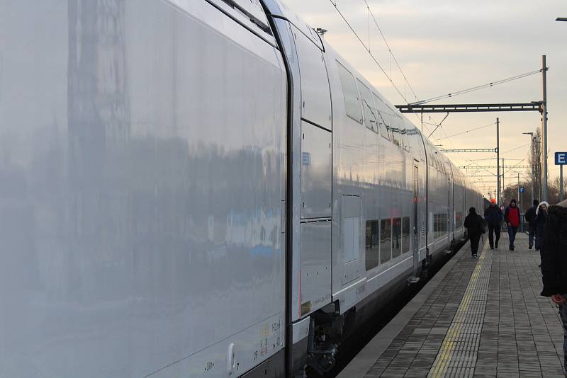 Vysokorychlostní francouzský vlak TGV na nádraží ve Velimi.