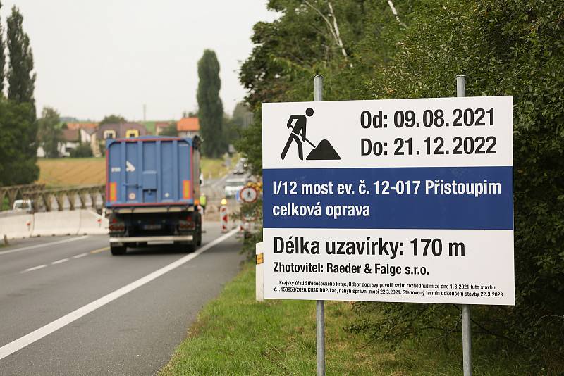 Přeložka na silnici I/12 kvůli rekonstrukci mostu u Přistoupimi a Českého Brodu.