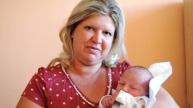 Tomáš Chalupa se poprvé rozplakal 30. srpna 2016. Prvorozený potomek maminky Hany a tatínka Martina z Peček po porodu vážil 3235 gramů.