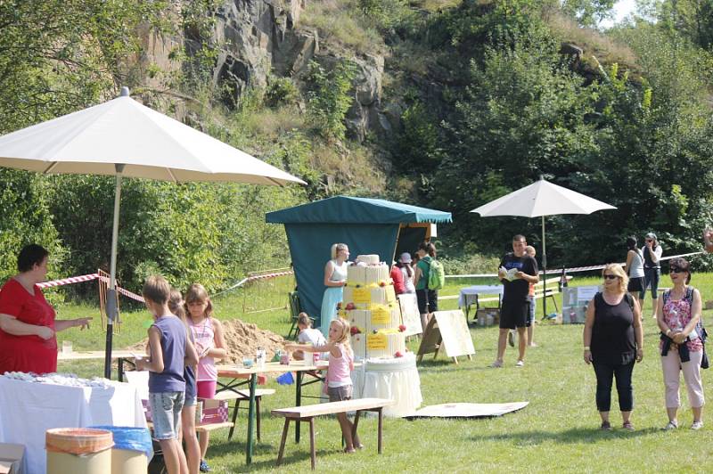 Kouřimská skála přilákala spoustu fanoušků, kteří díky hudbě zavzpomínali na Petra Muka.  