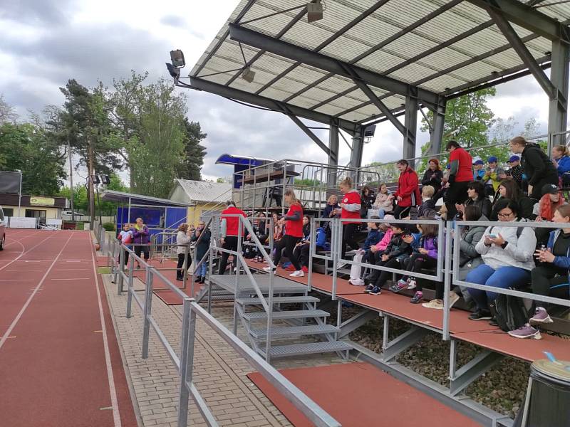 Z regionálního kola soutěže Hlídek mladých zdravotníků na atletickém stadionu v Kolíně.