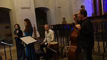 Festival Rosa Bohemica v kolínské synagoze: z vystoupení souboru Plaisirs de Musique se zpěvačkou Eliškou Tesařovou.