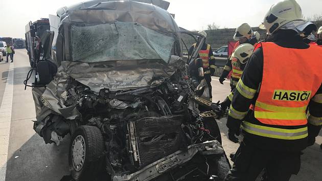Tragická nehoda zastavila provoz na Pražském okruhu u Jesenice