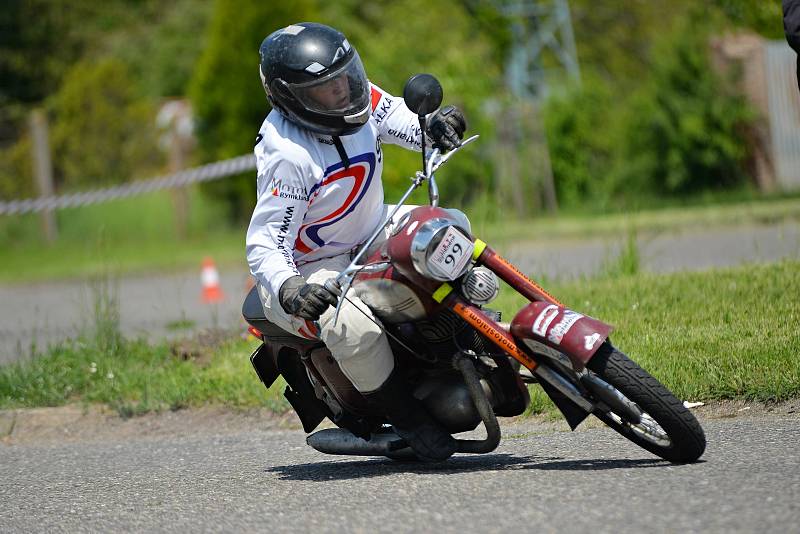 Ze závodů Moto Gymkhana v Kolíně