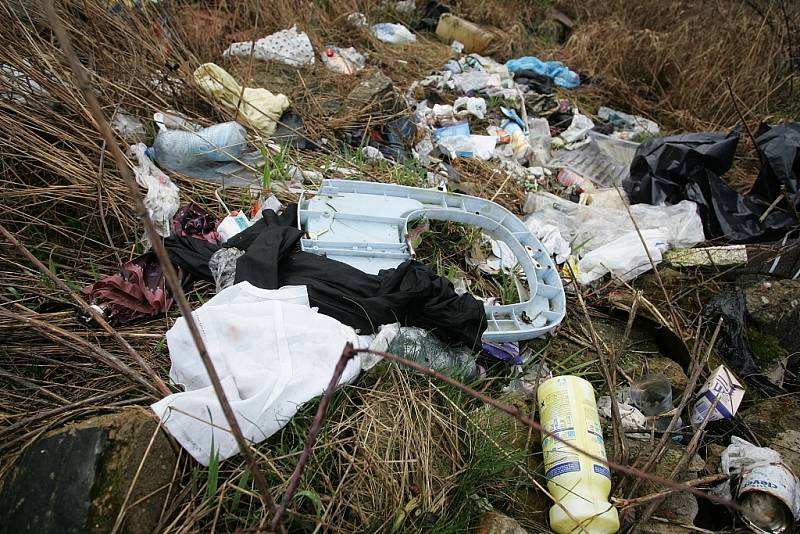 U železniční trati u Ohrady nedaleko Kolína se o víkendu objevily další nedoručené zásilky. Bohužel jsou na místě i použité injekční stříkačky. 