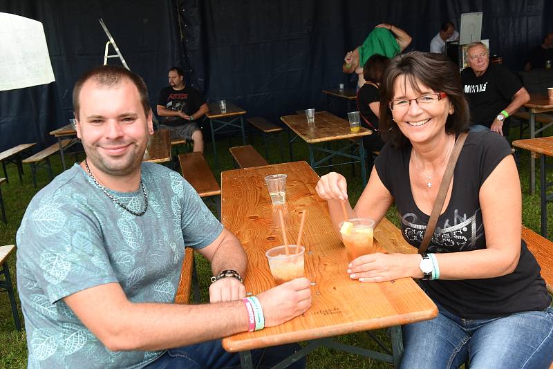 Tradiční festival Dožínky se přestěhoval z doposud vyzkoušeného a osvědčeného areálu Motela U Jezera na fotbalové hřiště.