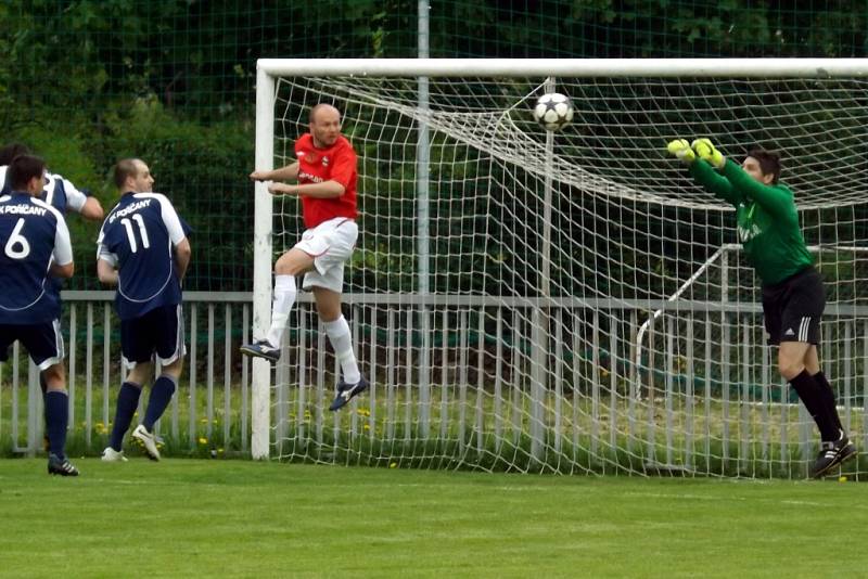 Z utkání Poříčany - Velim (2:1).