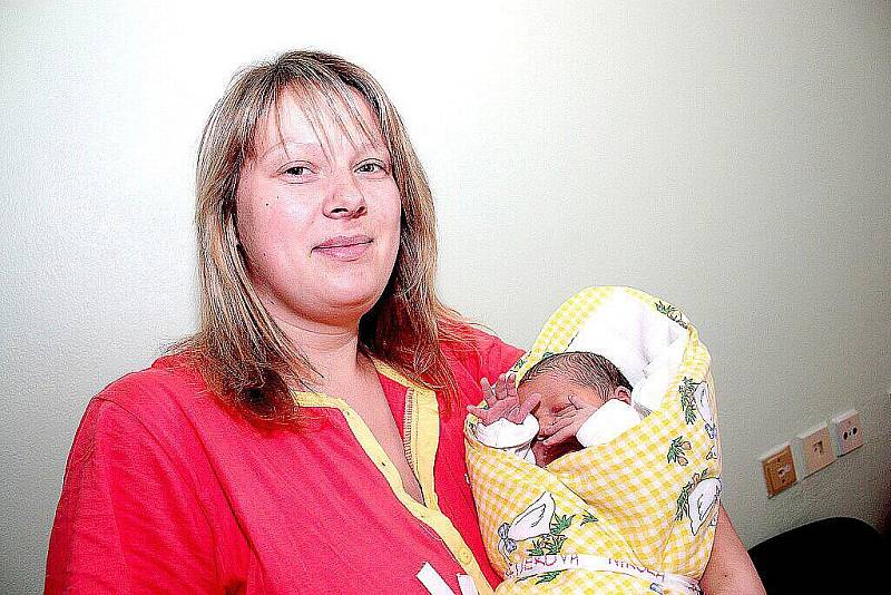 Nikola Fetterová se narodila 13. října 2010. Měřila 49 centimetrů a vážila 3240 gramů. S rodiči Lucií a Lukášem Fetterovými pojede domů do Zásmuk. Tam na ni čeká dvouletá sestra Natálka.