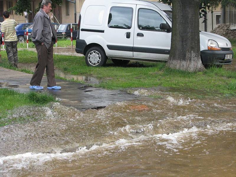 Vyplavená ulice Na Magistrále.